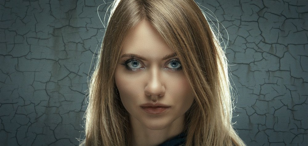 простой портрет на фоне кракелюров