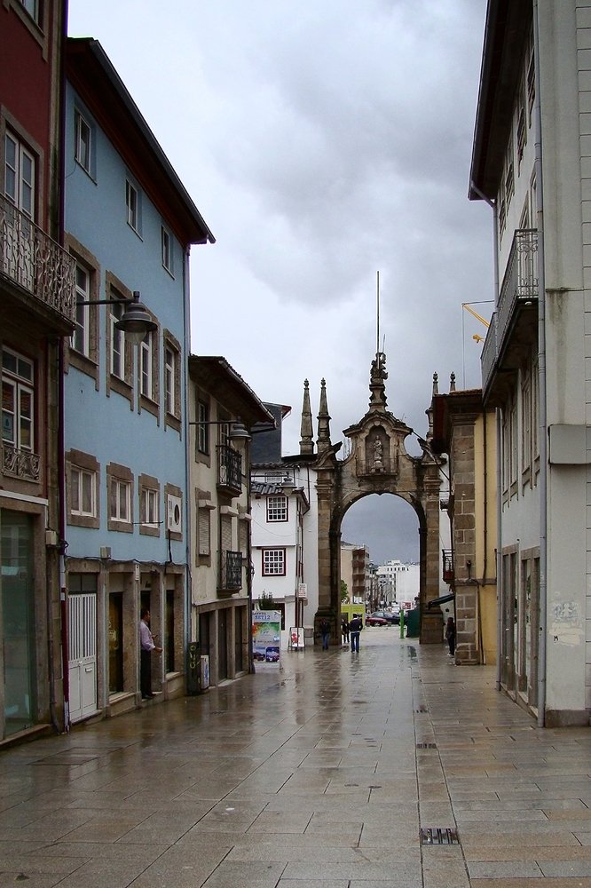 На улице дождь.