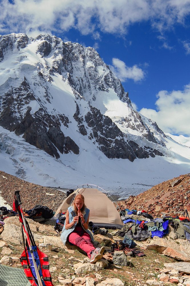 Падал прошлогодний снег