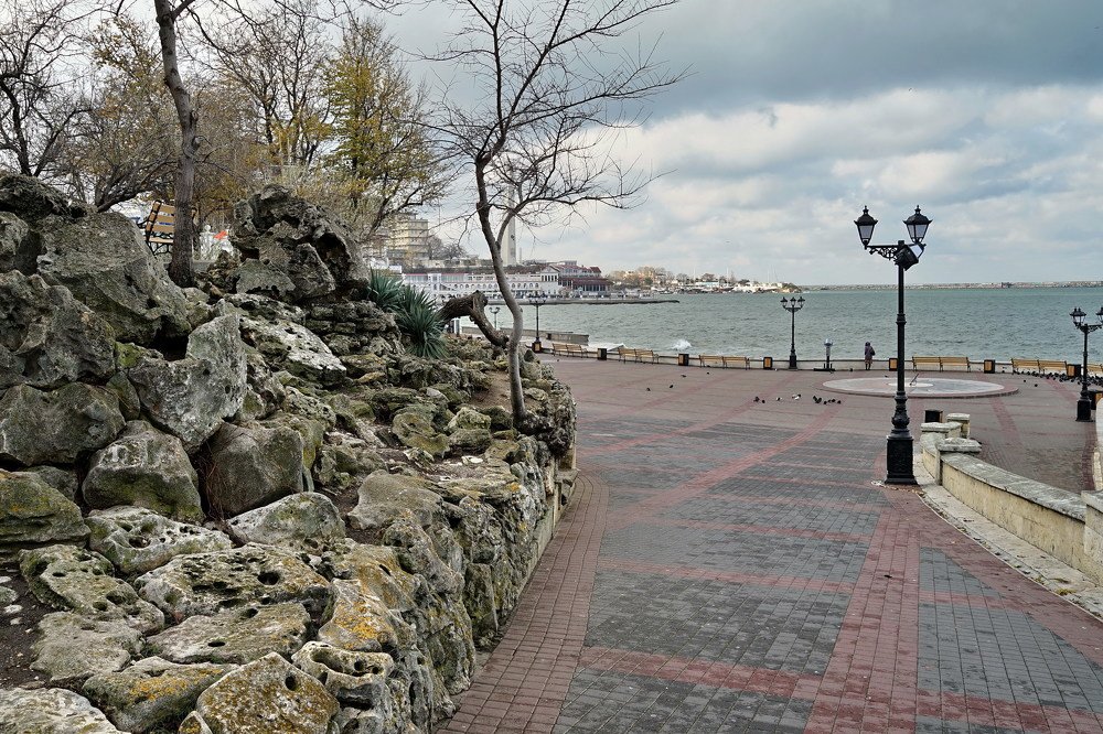 лето уплыло и набережная опустела