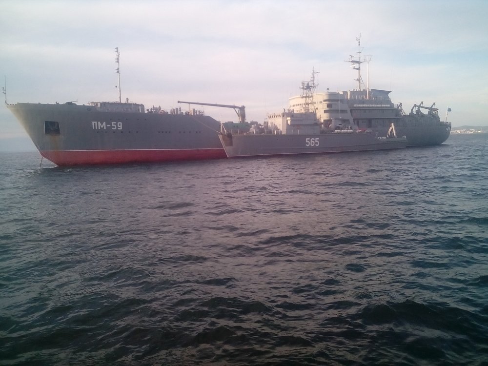 На рейде морском легла тишина.