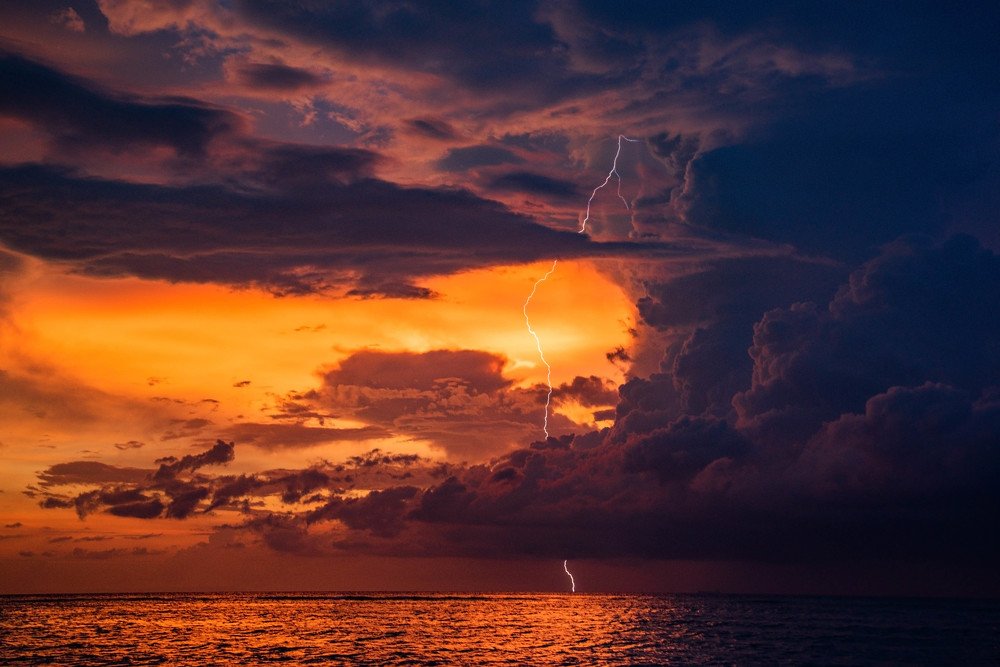 Молния в закатном небе.