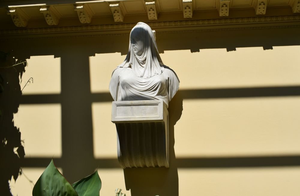 статуя в каменной вуали