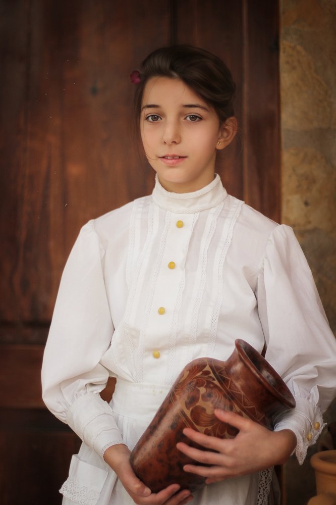 Девочка с кувшином