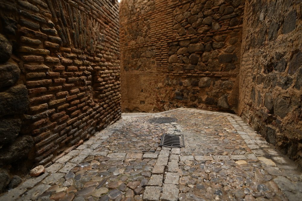 Пусто, лишь гул шагов напоминает о тебе