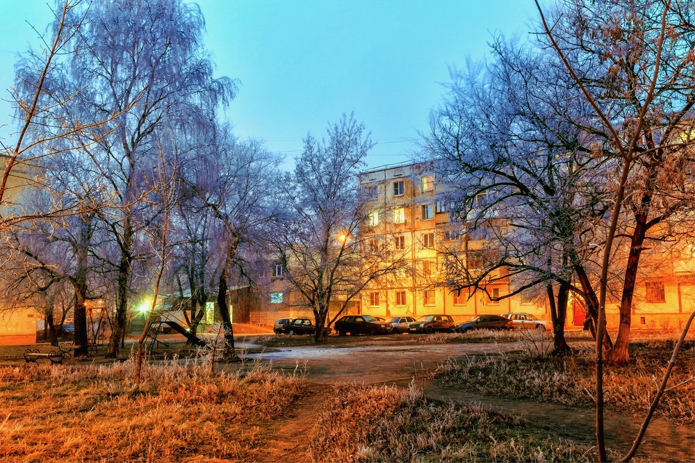 Когда еще горит уличное освещение...