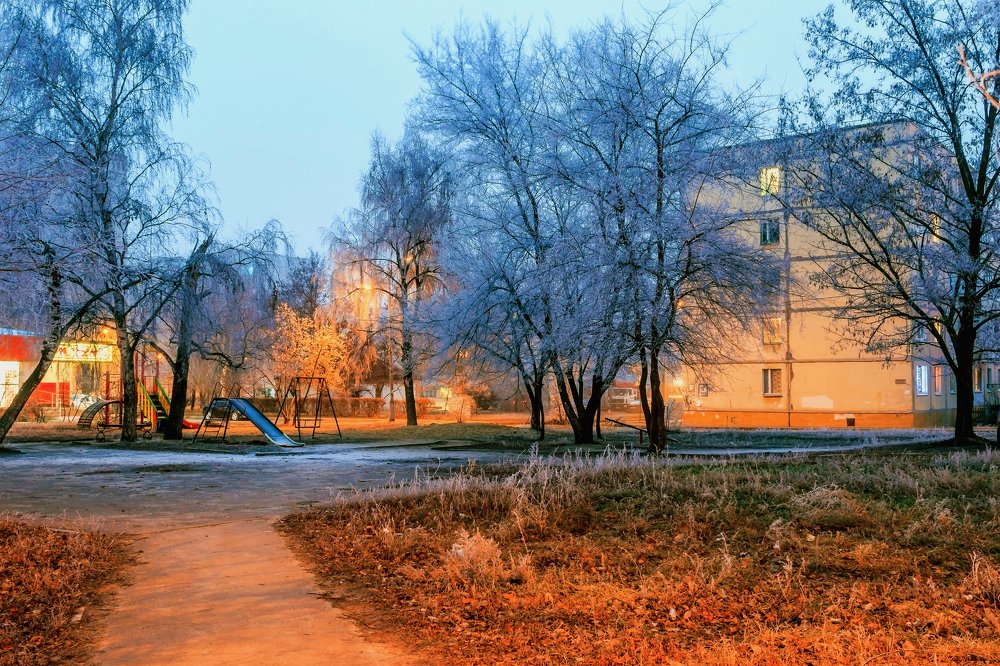 На улице еще никого..