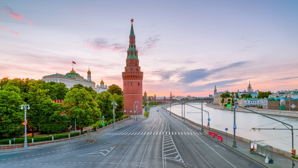 Кремлевская набережная на рассвете