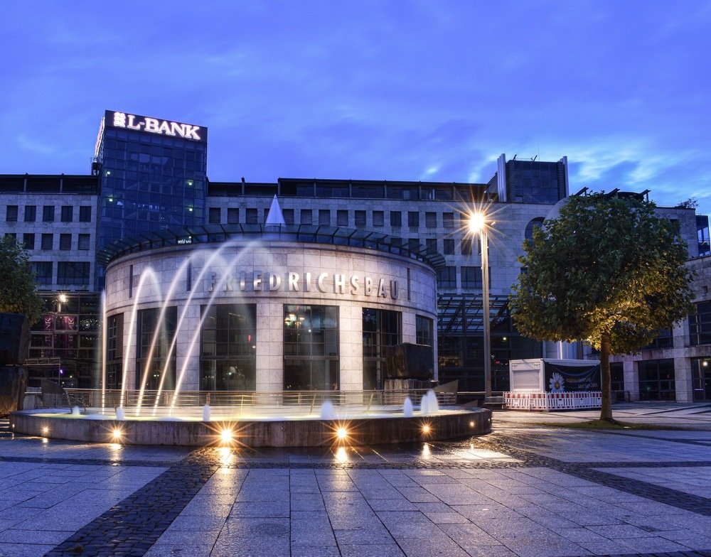 Фонтан у здания банка.