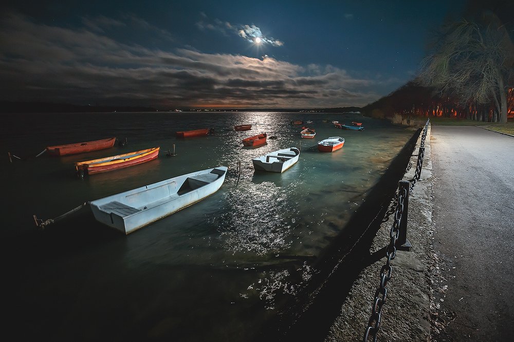 Южная зима. Пустынная набережная ночью. The southern winter. Deserted embankment at night.