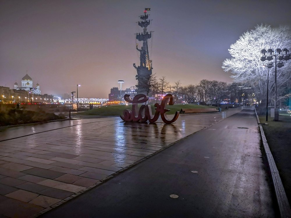 Воскресенье...Без двадцати шесть вечера...