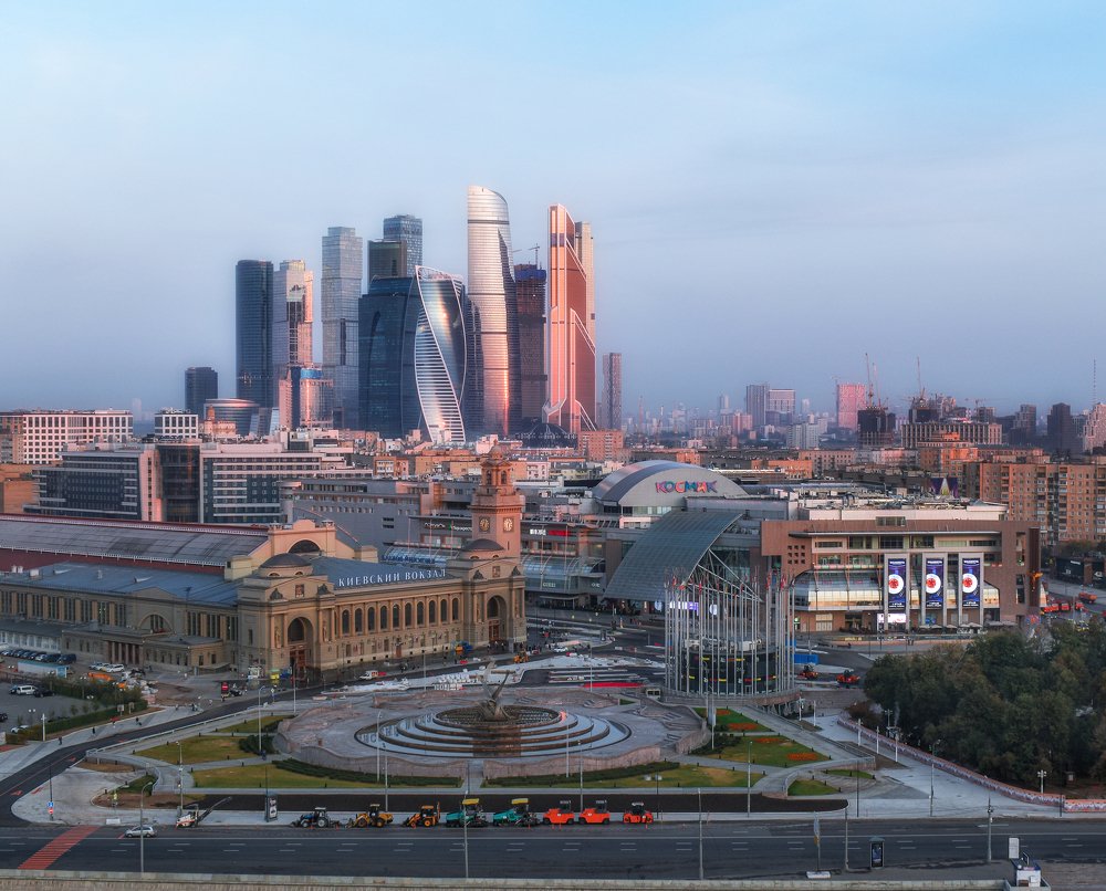 Осенний рассвет в столице.