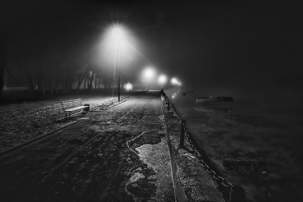 Южная зима. Морозный, ночной туман на набережной. The southern winter. Frosty, night fog on the waterfront.