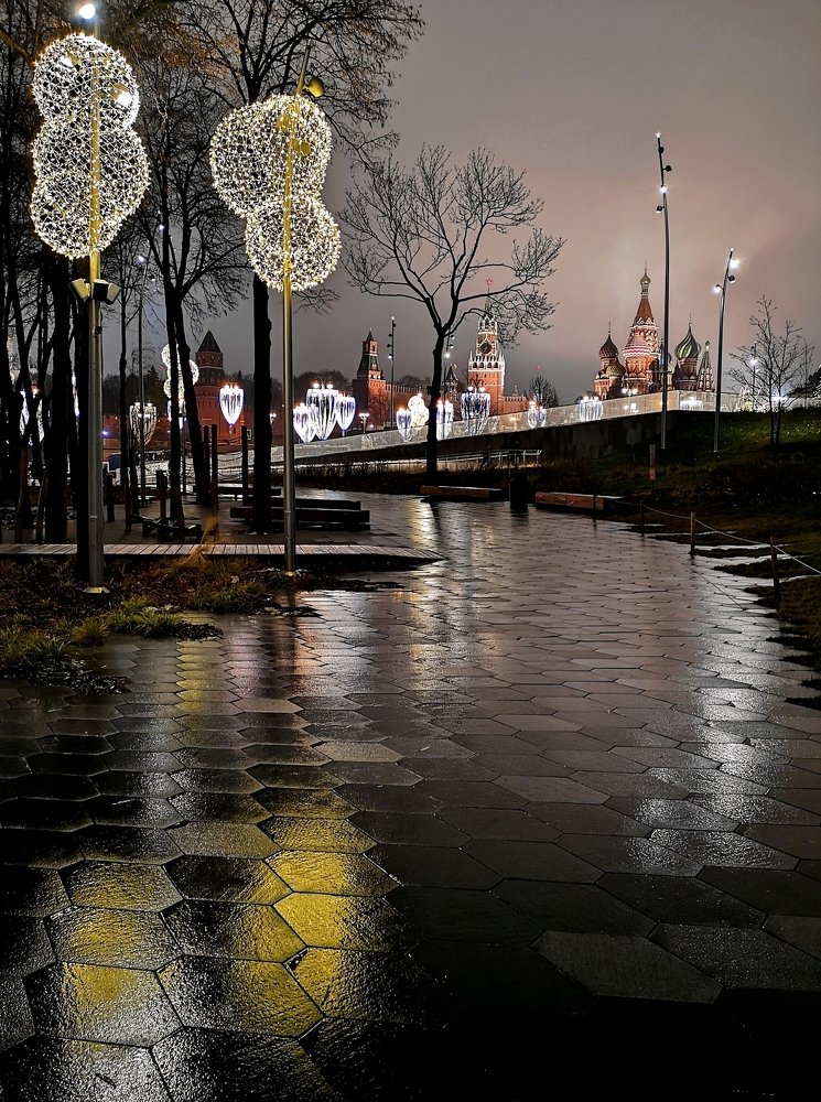 Без двадцати семь часов  вечера...