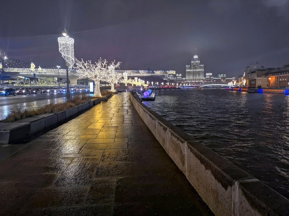 На Москворецкой набережной...