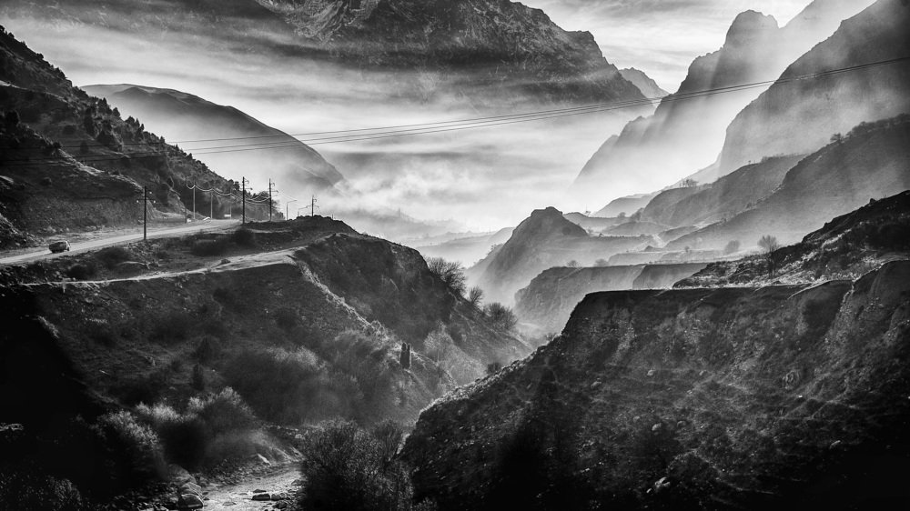 Горы, туман и солнце.