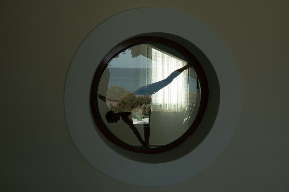 Portrait of a woman in the interior and in the dreams. Портрет женщины в интерьере и в мечтах