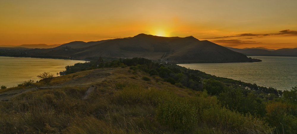 В последних лучах заката