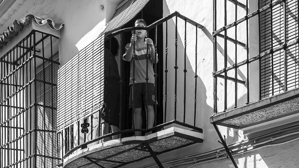 Niño en el balcón