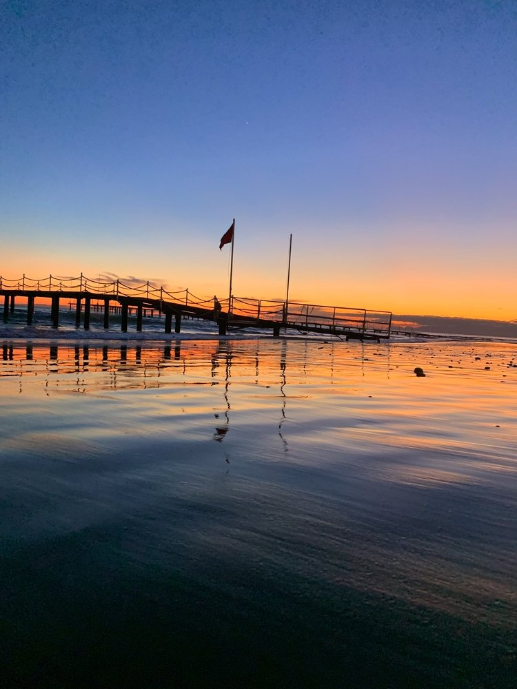 Пирс в лучах заката