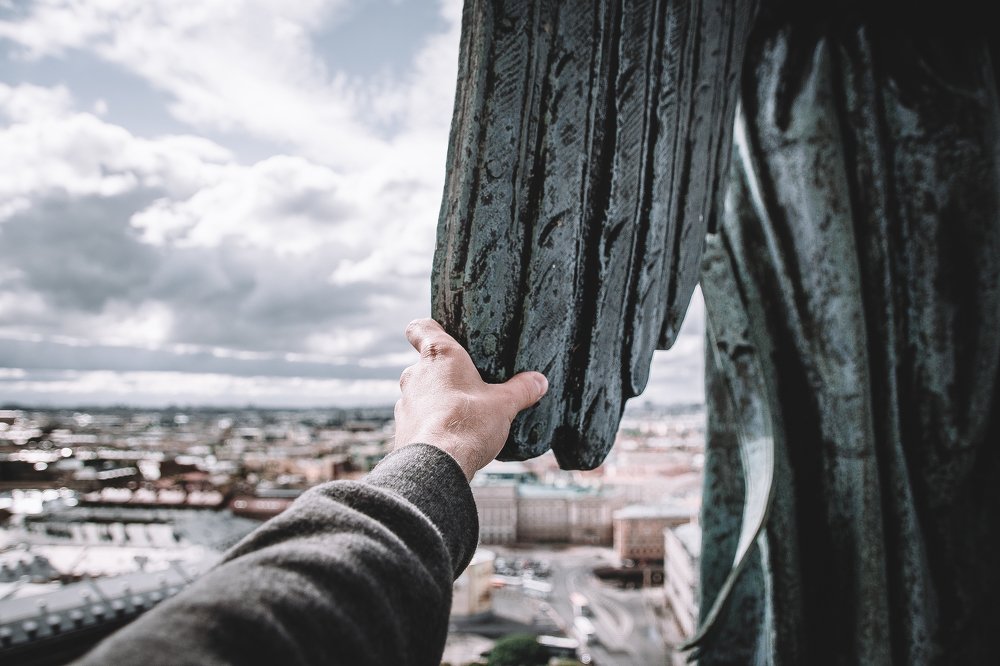 Между небом и землёй / Between Heaven and Earth.