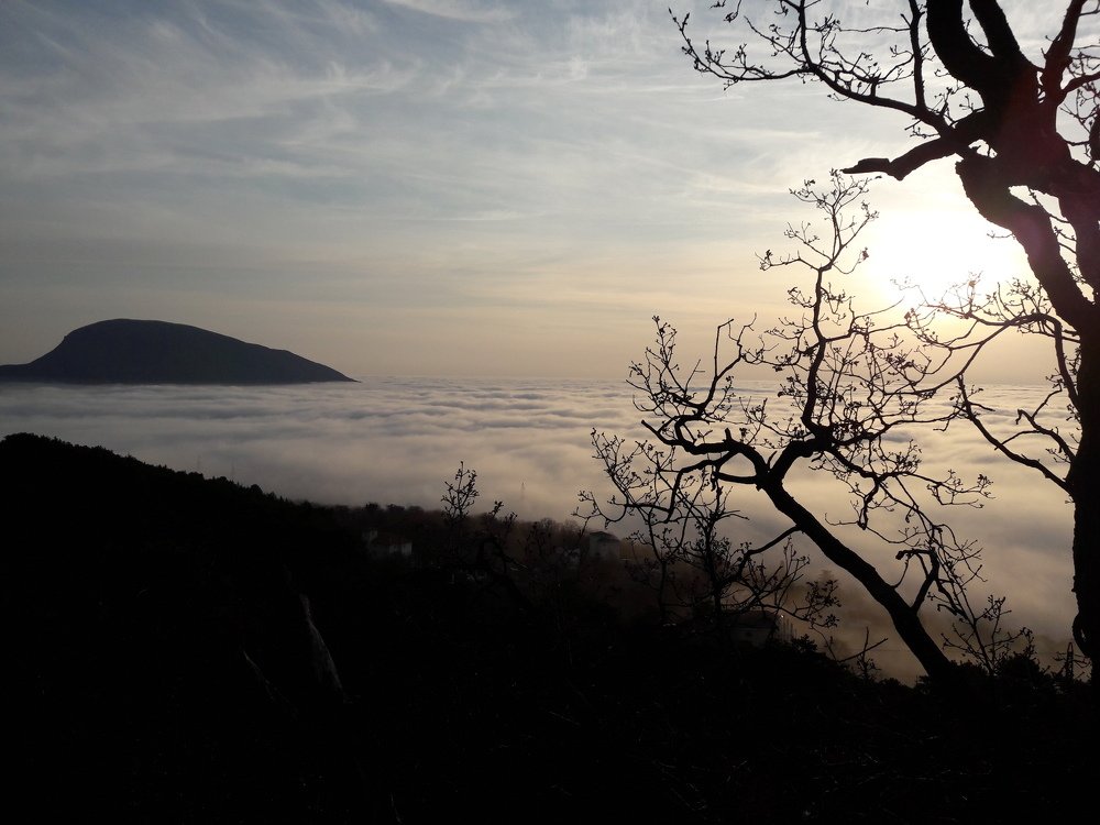 Облака, спящие на море у подножья горы Аю - Даг