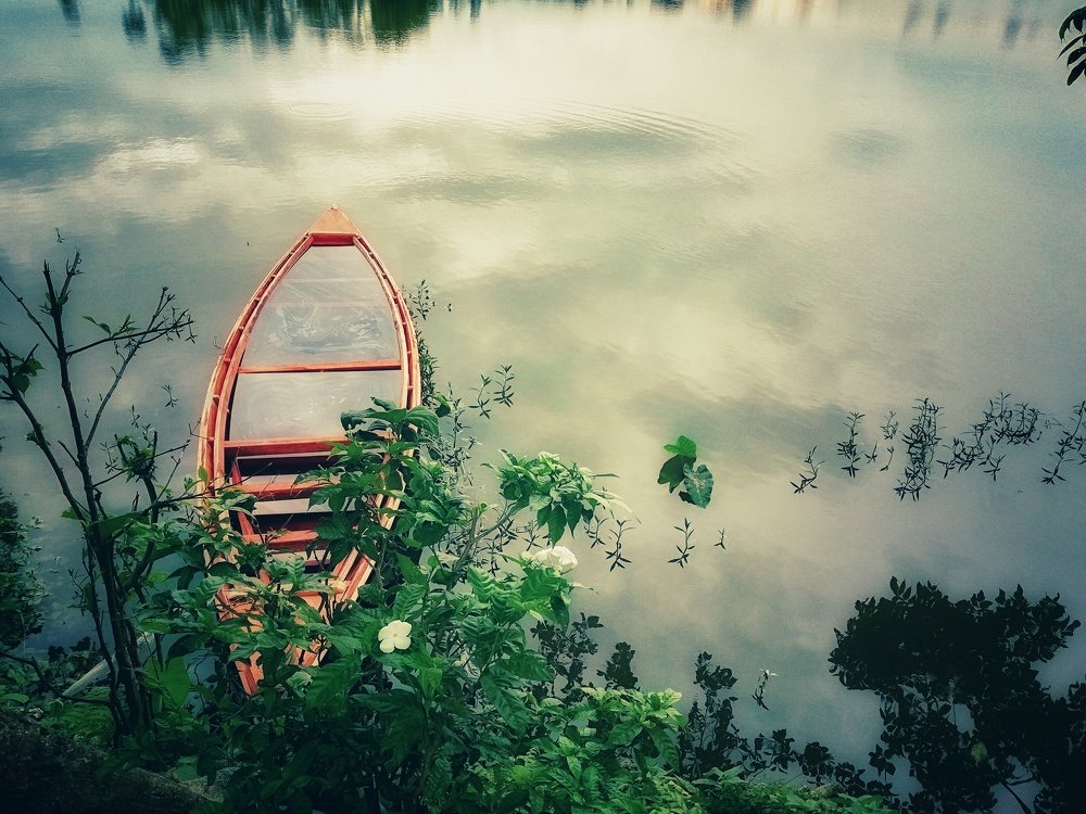 A sinking boat