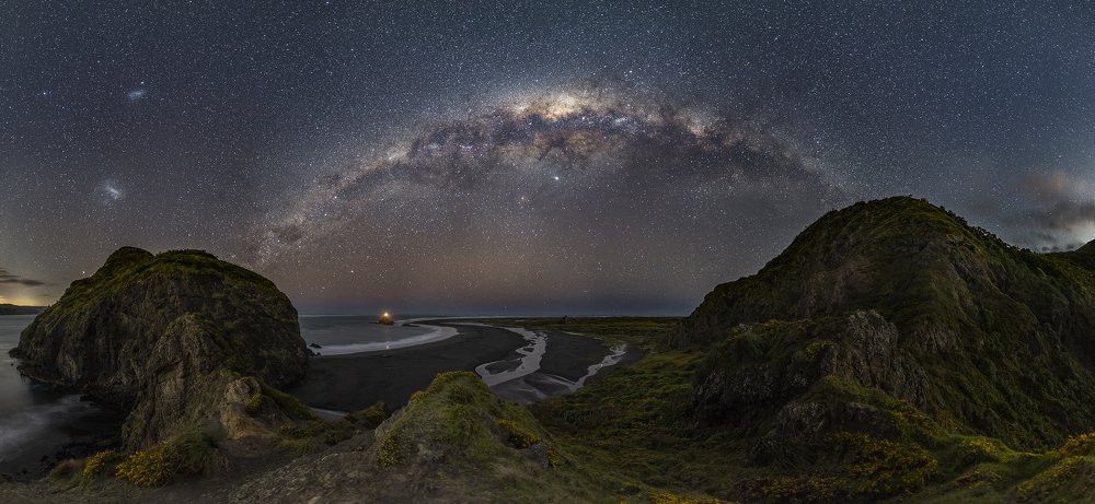 Milky way arch over Whatipu beach