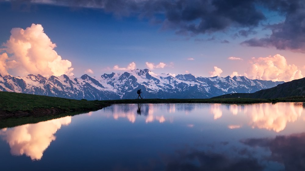 Путник на закате дня. Кавказ
