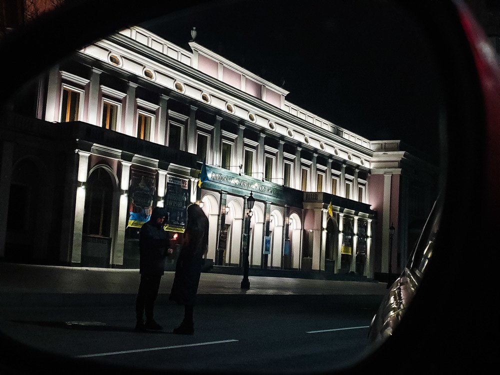 Мир двоих не понять миллионам..