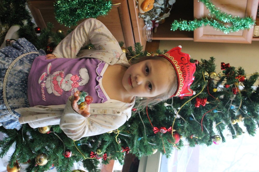 Девочка у новогодней ёлки.