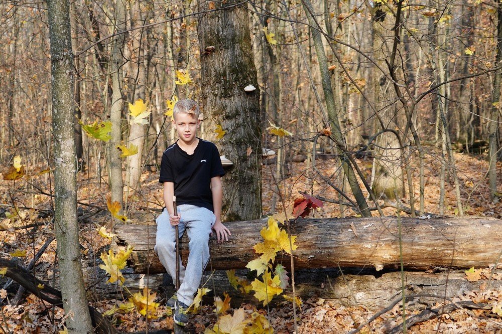 Саша в лесопарке