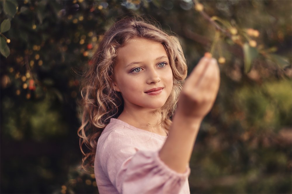 Девочка в вишнёвом саду.