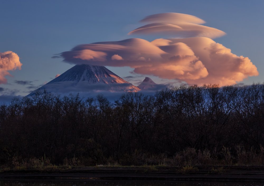 Sunset drew the breath of the volcano.