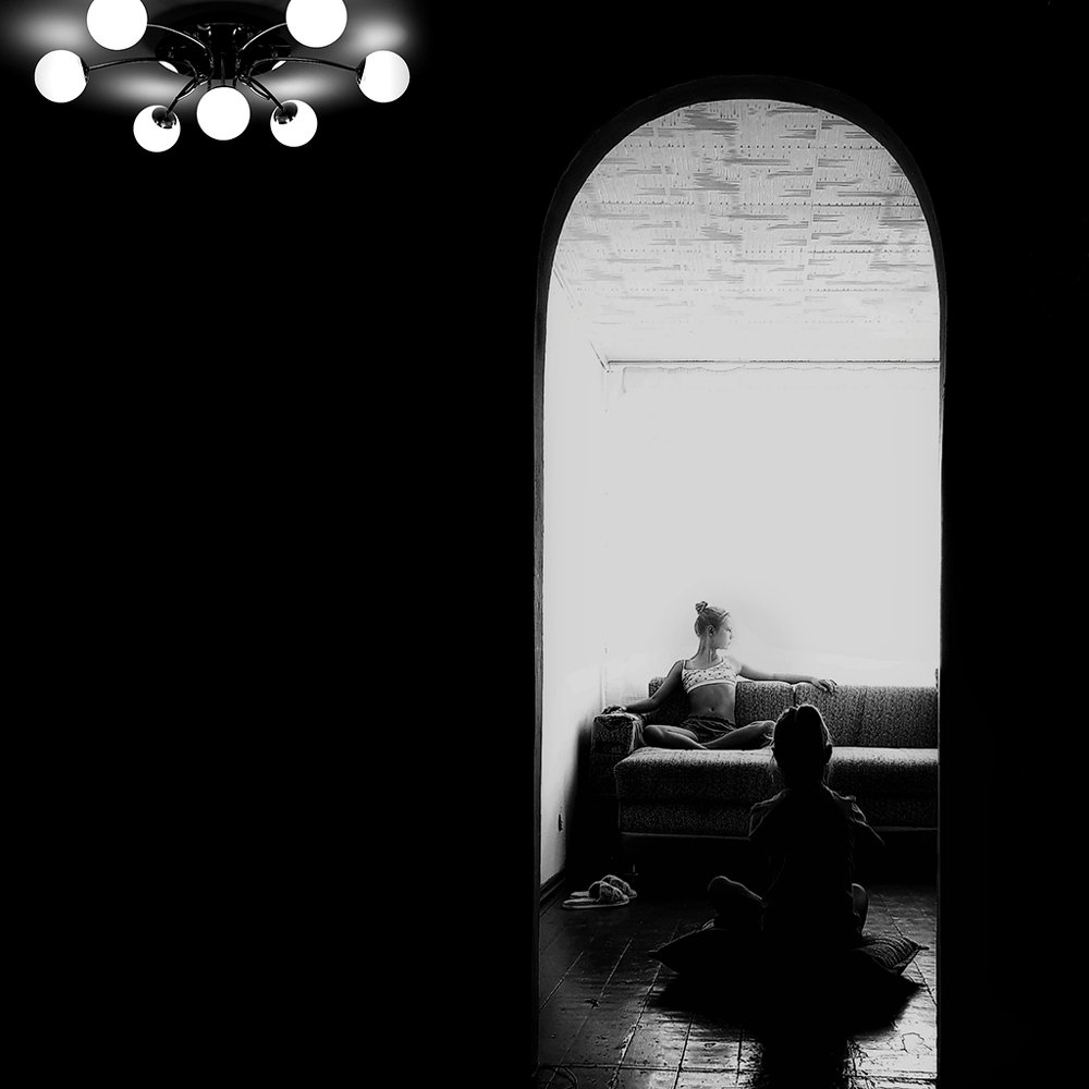 Сестры! Первый день в новой квартире!