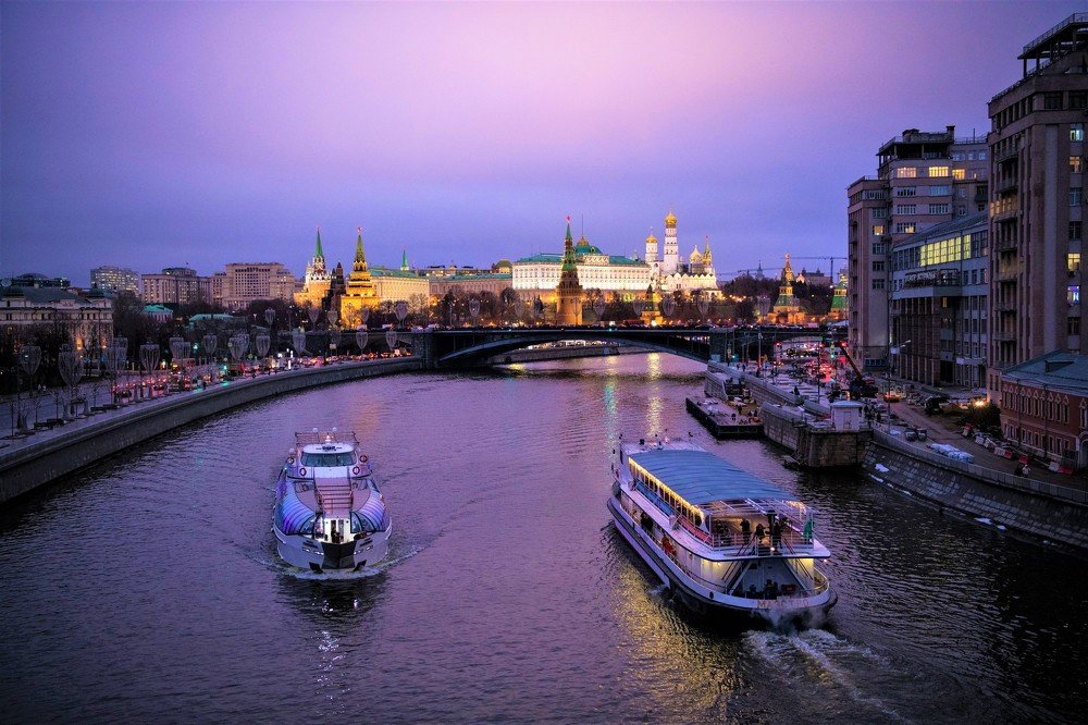 Розовый закат на Москве реке.