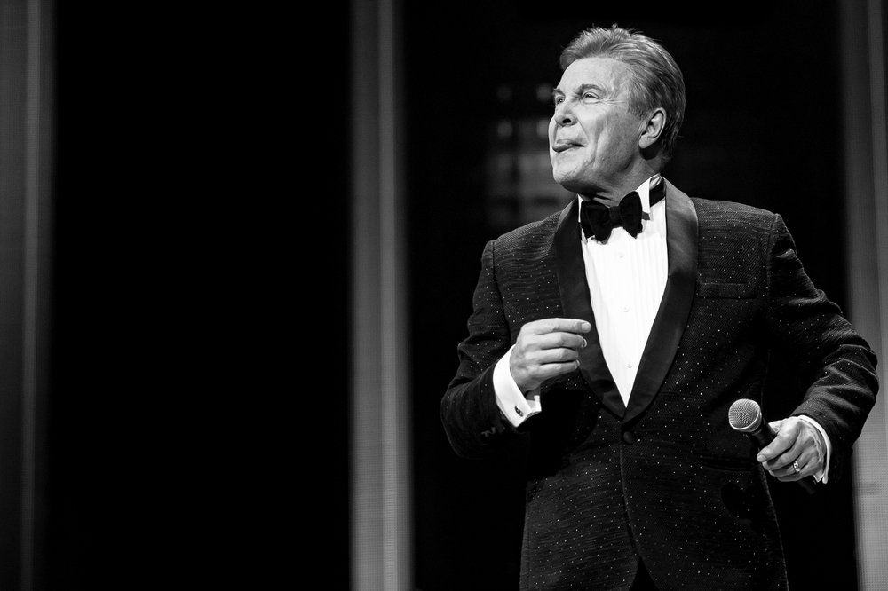 Лев Валерьянович шутит и на сцене