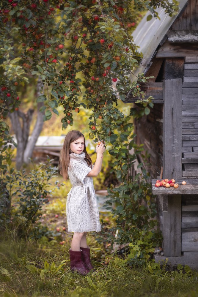Девочка под яблоней