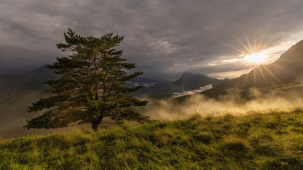 Уходящее солнце в горах Ингушетии