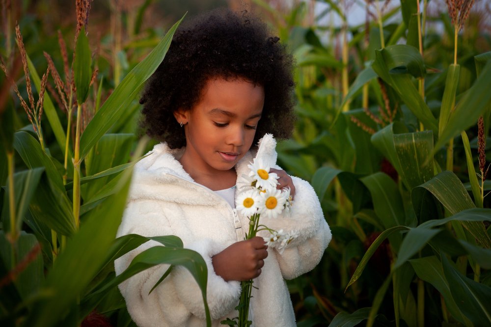 В поле с ромашками.