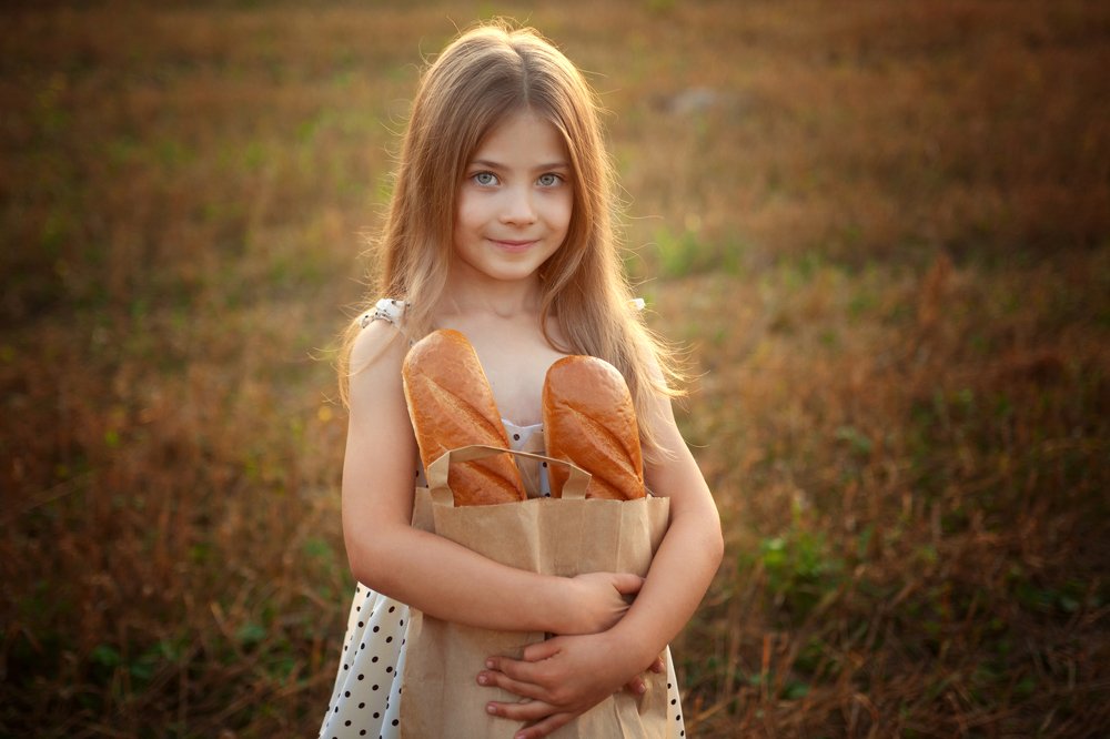 Девочка с хлебушком.