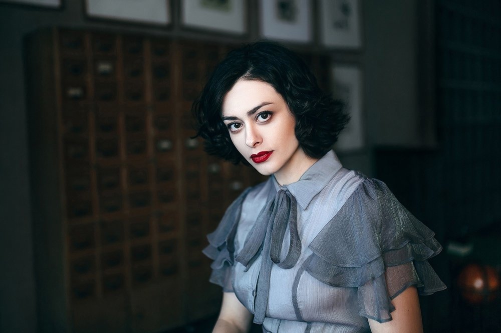 Девушка в библиотеке