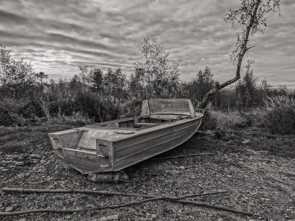 Одинокая лодка.