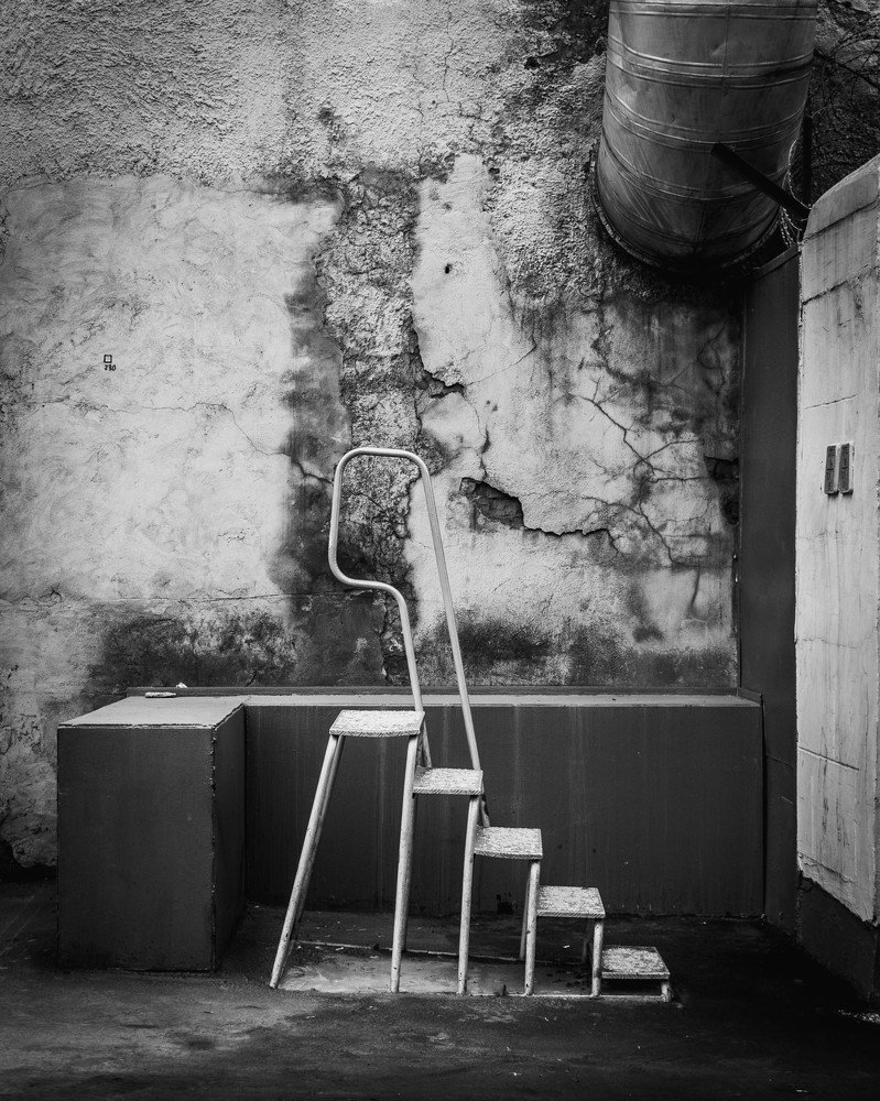 Человек спускающийся по лестнице