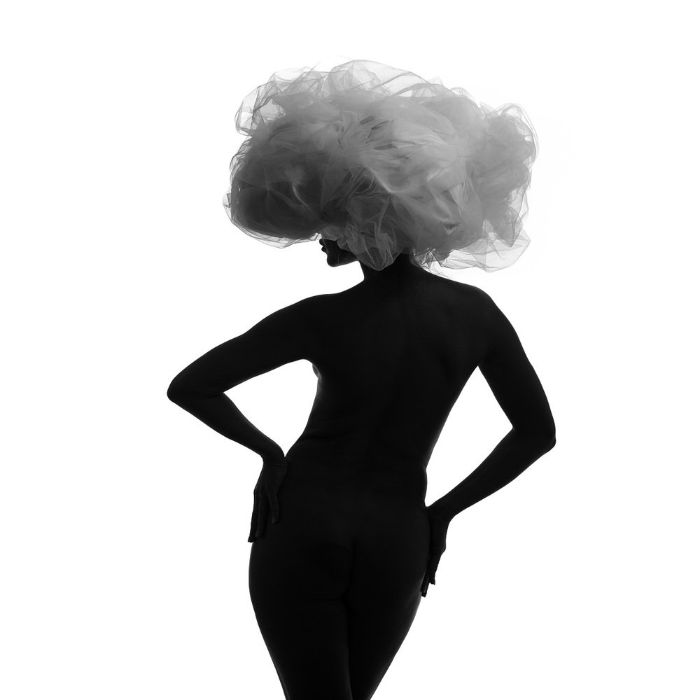 Чёрная модель и большая белая шляпа.