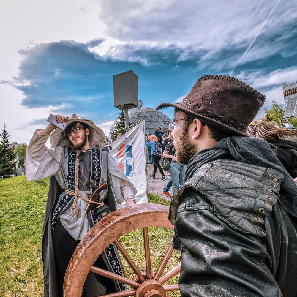 Молодежь развлекается