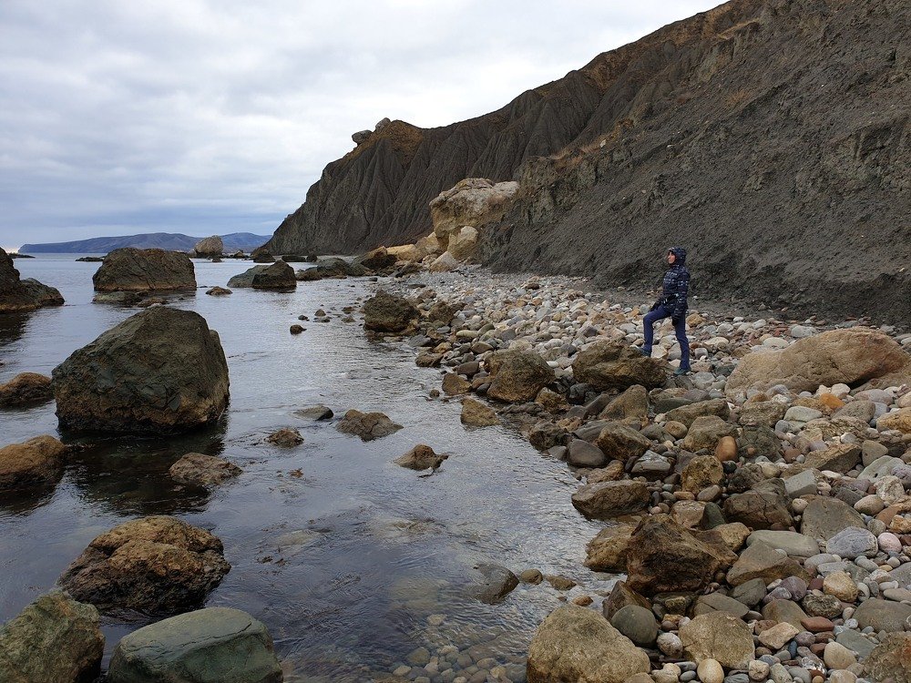 У каменистого берега