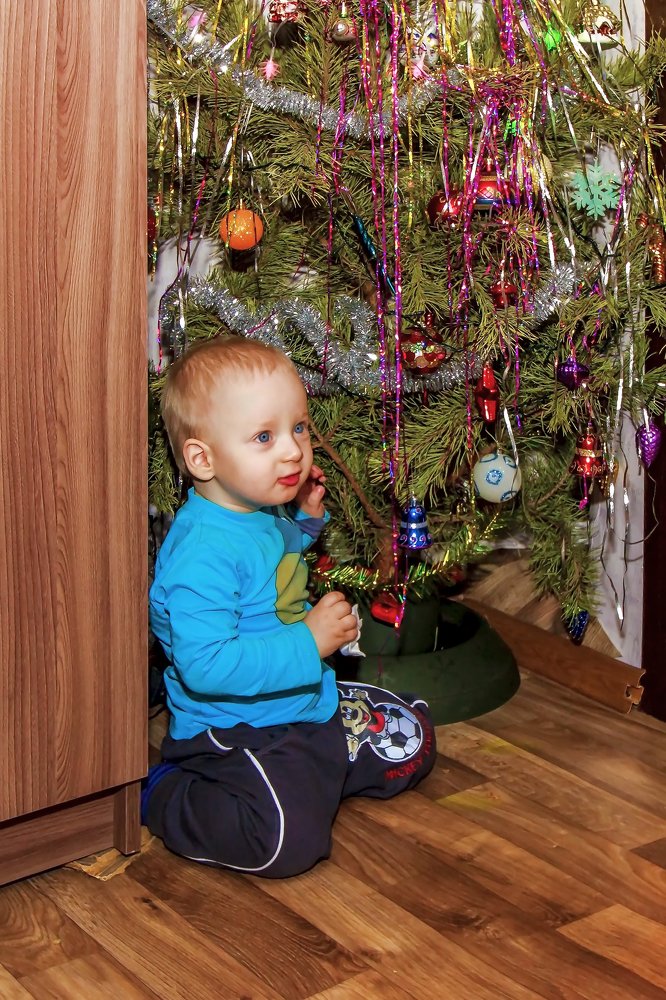 Около елки..