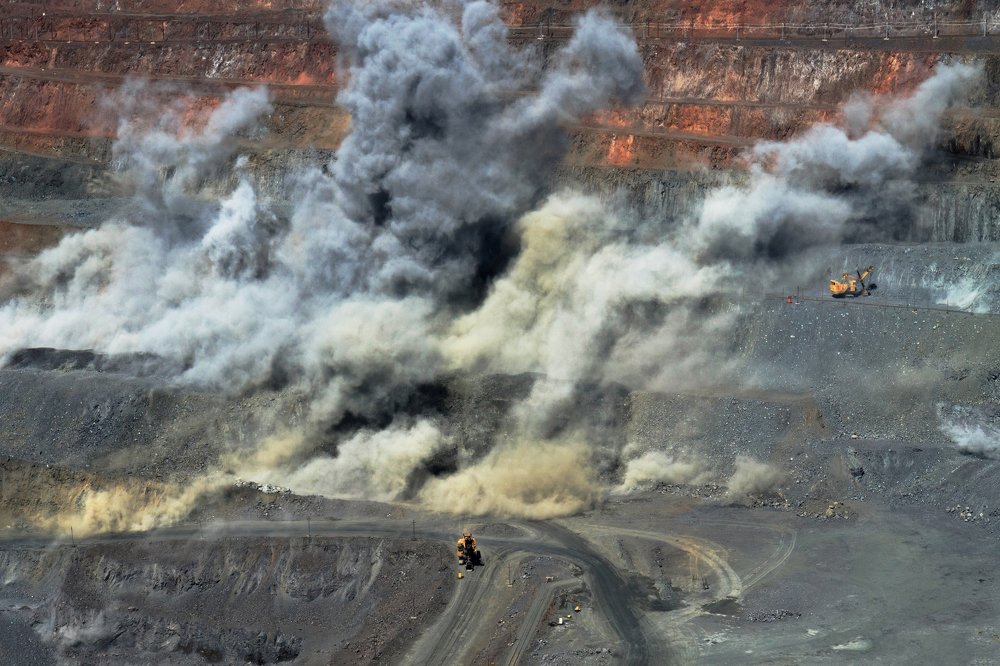 Взрыв в железорудном карьере.