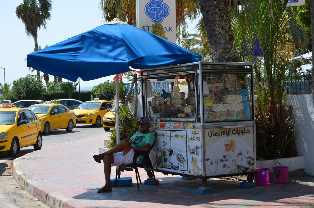 Продавец восточных сладостей.